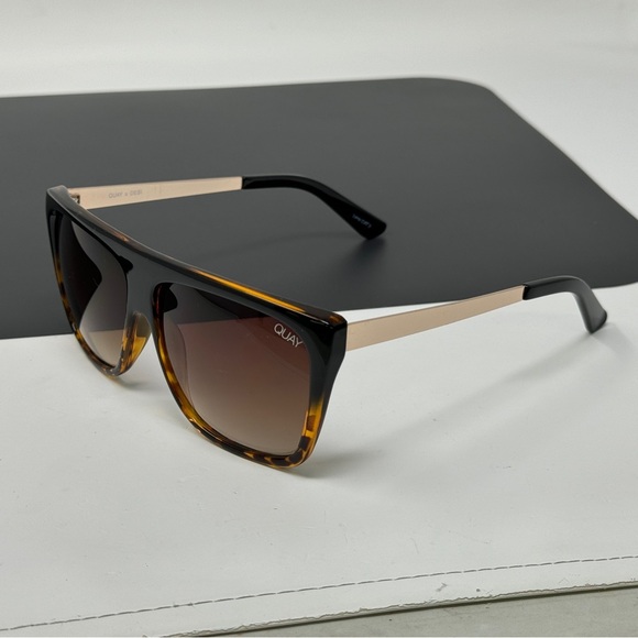 Desi x Quay OTL l l oversized sunglasses excellent - Picture 3 of 12